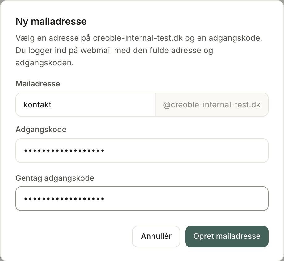 Vinduet Ny mailadresse udfyldt med kontakt og en adgangskode